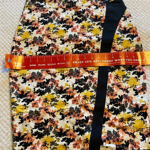 DE COLLECTION beautiful floral pencil Skirt/ size M - Picture 5 of 9